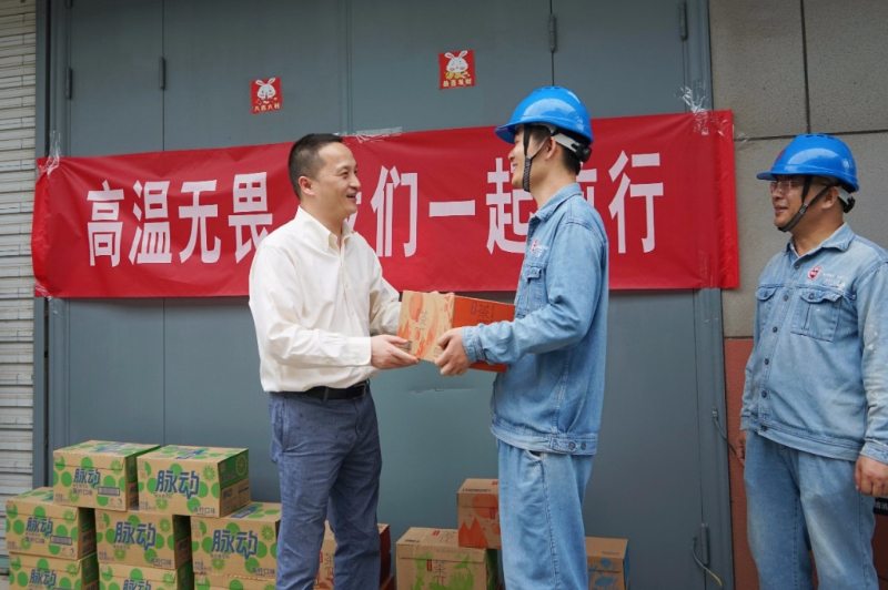 上海醫(yī)藥總裁沈波來我司慰問一線員工和調研經營工作